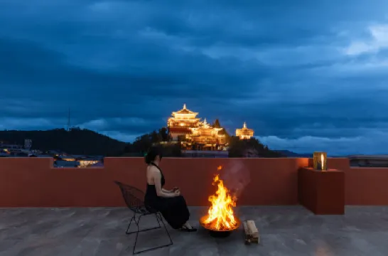 香格里拉半盞·HALF觀景度假民宿（獨克宗古城大佛寺轉經筒店） 鄰近香格里拉機場的酒店