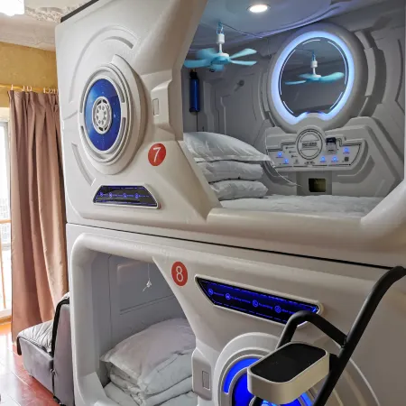 Yunlou Xin Nest Capsule Hotel Private Honey Cabin Hostel (Guilin North Station)