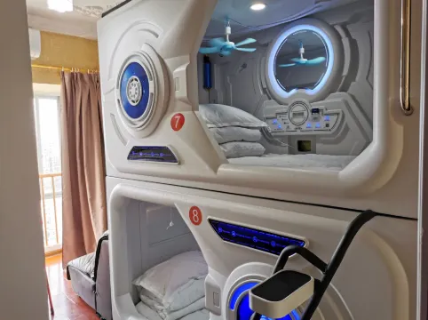 Yunlou Xin Nest Capsule Hotel Private Honey Cabin Hostel (Guilin North Station)