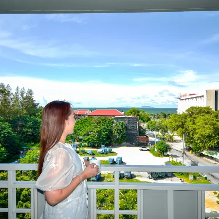The Kite Hotel Bangsaen by Koko Отели рядом с достопримечательностью «Гора Кхао-Саммук»