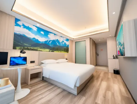 Urban Light Hotel (Kunming South Railway Station Chunrong Street Subway Station)