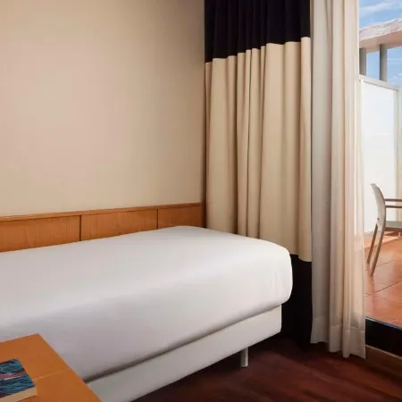 iStay by NH Ciudad de Valencia Hotel Отели рядом с достопримечательностью «Поблатс Маритимс»