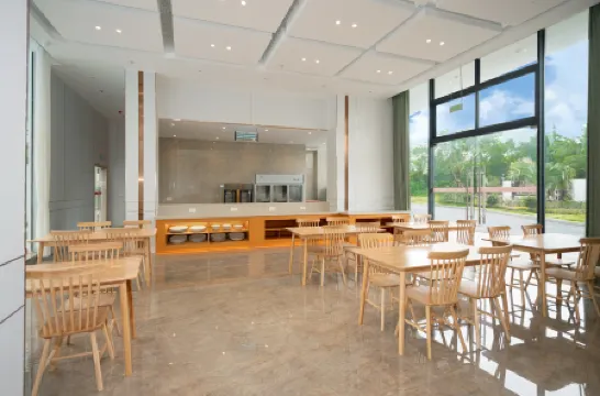 Lufeng Hotel (Sanya Yalong Bay Station) Отели рядом с достопримечательностью «Baodao Luobei Aquarium»