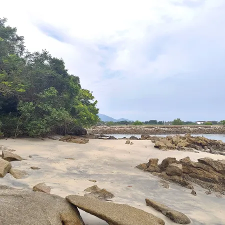 Bayside & Beach Inn Langkawi Отели рядом с достопримечательностью «Канатная дорога Лангкави»