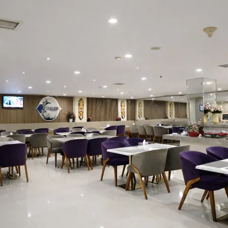 Maestro Hotel Pontianak Отели рядом с достопримечательностью «Памятник Digulis»