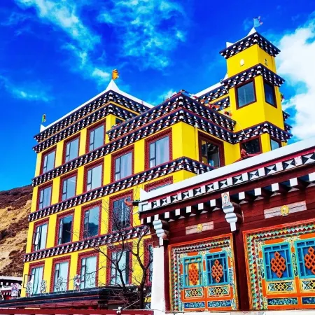 Yunshang Zangjia Hotel (Daofu Medicinal Clay Sculpture Art Museum)