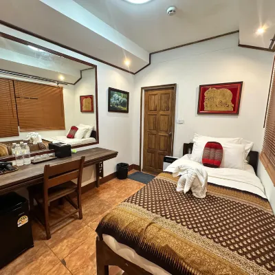 Rak Chiang Mai Guesthouse Hotels near Kad Suan Kaew