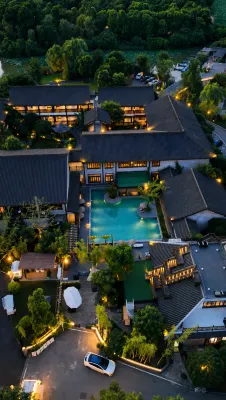 Snowy & Sunny Resort - Rooftop Pools