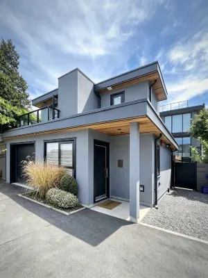 3077 Exclusive Two-Story Home - 4-Sterne