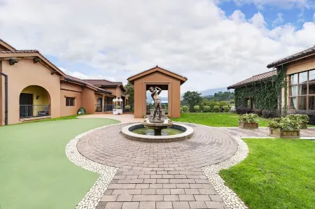 Qunyinghui Holiday Hotel Отели рядом с достопримечательностью «Dixiadao Stone Forest»