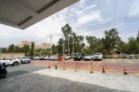 โรงแรมโกลเด้นซันไชน์ (โรงเรียนมัธยมต้นคู่เชอ หมายเลข 2) - ที่มีที่จอดรถ
