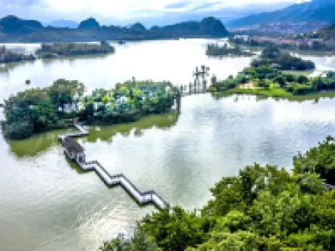 肇慶·星島StarislandFamilyLakeview湖景飯店（七星巖東門廣場店） 岩前村附近的飯店