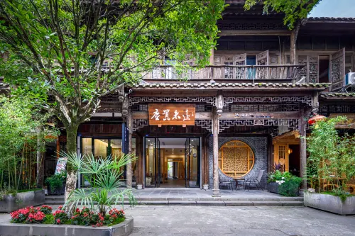Dust and Hustle Weiyuan Designer Zen Homestay (Chongzhou Jiezi Ancient Town Branch) Hotels in Chongzhou