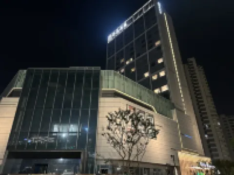 Maison New Century Hotel Hangzhou Bay (in Geely Giehow Plaza)