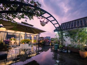 Tengchong Huazhong Yunge Hot Spring Inn (Laifengshan National Forest Park)