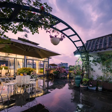 Tengchong Huazhong Yunge Hot Spring Inn (Laifengshan National Forest Park)