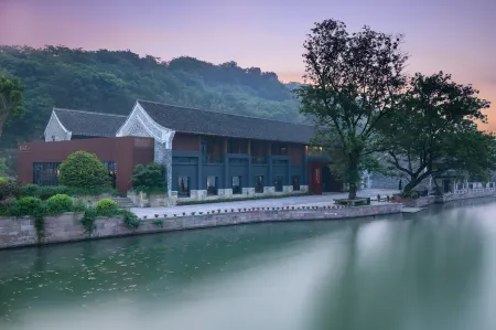 Blossom House Ningbo Отели рядом с достопримечательностью «Dongqian Lake Xiaoputuo»