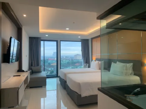 The Proud Hotel Pattaya Отели рядом с достопримечательностью «Музей Тедди Беже»