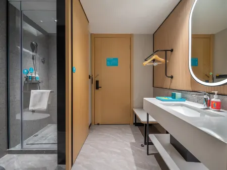 City Comfort Inn (Xi'an North Railway Station; Fengchengjiu Rd. metro station) Отели рядом с достопримечательностью «Xi'an Jiaotong University City College»