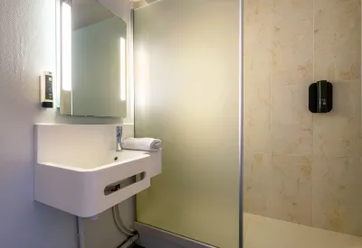 B&B Hotel Brest Port du Moulin Blanc Hotels near Faculty of Science and Technology