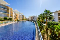 BnB Homes White Rose Garden Apartment with 2 Terraces & 2 Swimming Pools - インフィニティプール