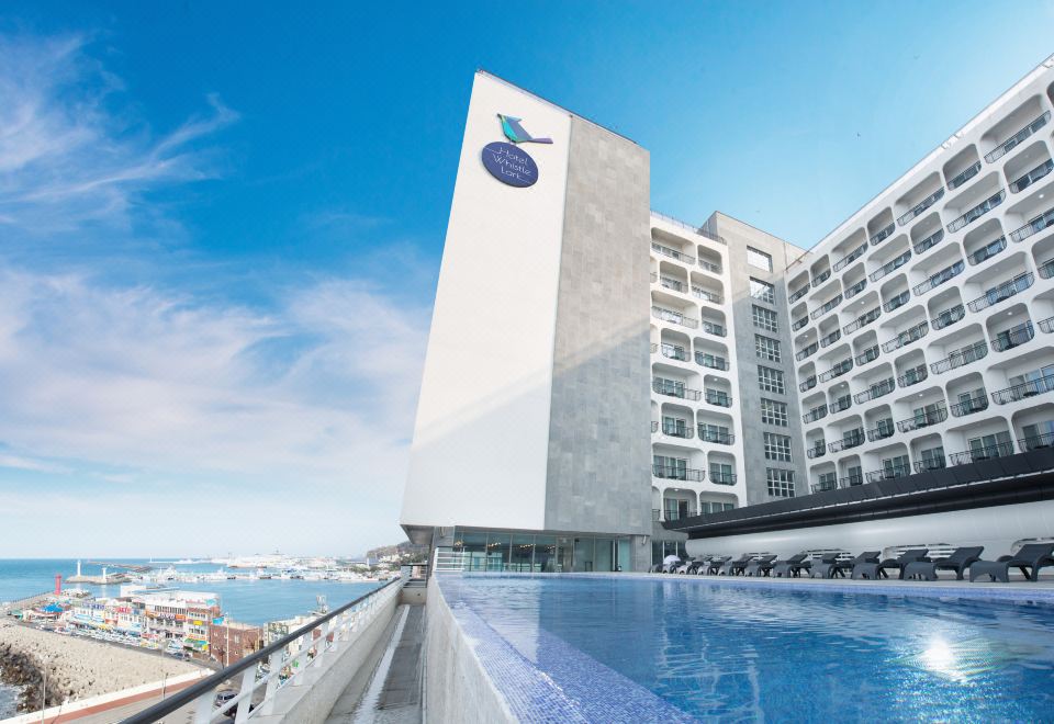 2. Hotel Wh..