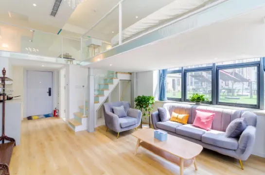 青島靚顏輕奢公寓（青島CBD萬達店）