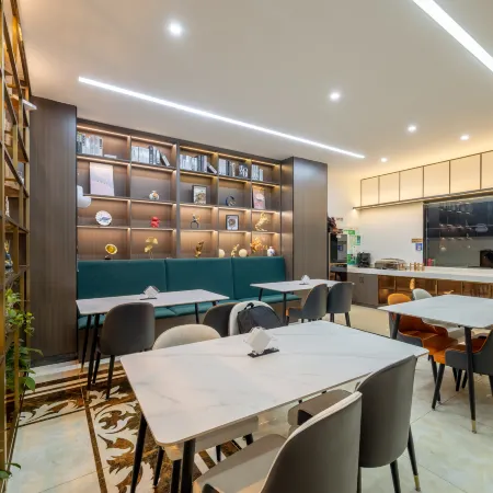 qishe Hotel (Guangnan Transport Hub)