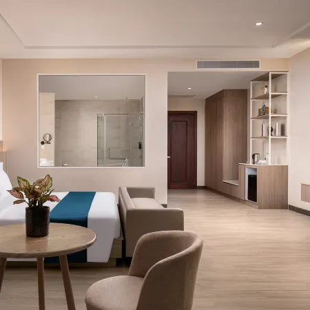 RIVA Hotel SHV Отели рядом с достопримечательностью «Храм Ват Леу»