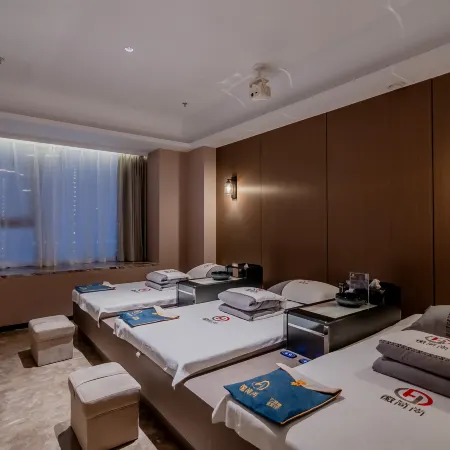 Huijianshang Hotel (Wuhu High-Speed Railway Station Zhongyu Yijiangnan Strolling Street)