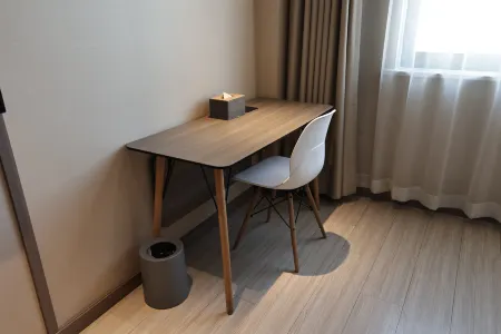 HanTing Hotel (Jiyuan Municipal Government Baolong Plaza) Отели рядом с достопримечательностью «Huanghe Institute of Technology»