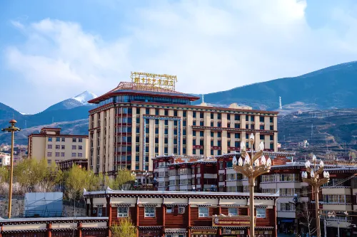 Sky Ornament Art Hotel Hotels in Luhuo
