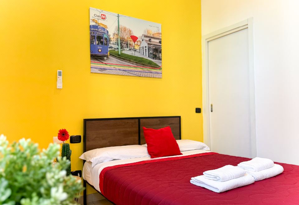 차오미 호스텔의 모던한 공용 공간 디자인입니다.