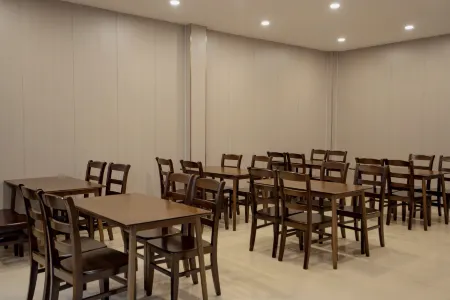 Guojiu Hotel Отели в г. Бадун