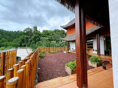 Maona Rainforest Time Pastoral Luxury Homestay Отели рядом с достопримечательностью «Tropic Rain Forest Scenery Spot of Five Finger Mountain»