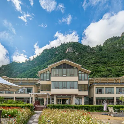 Huanglong Jinfeng Holiday Resort Hotels near Huanglong National Scenic Spot