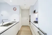 CBD Luxury| 1BR Harbour Views & Premier Facilities - balcón