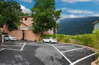 Stone Haven· Zhangjiajie National Forest Cave Homestay - parking