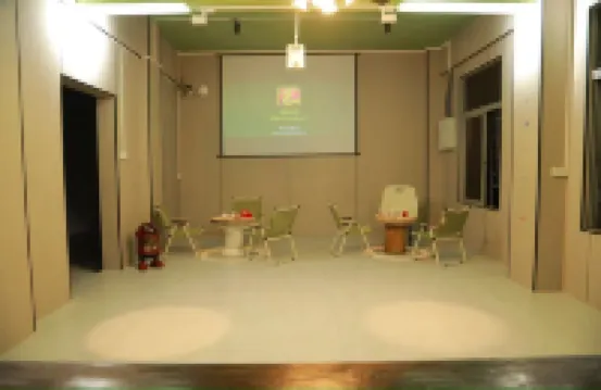 拾野青年旅舍（珠海情侶中路日月貝大劇院店）