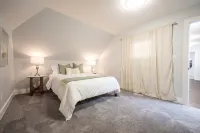 Blue Bungalow: 3 En-Suite on Main Floor - parking