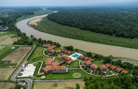 河岸叢林度假村