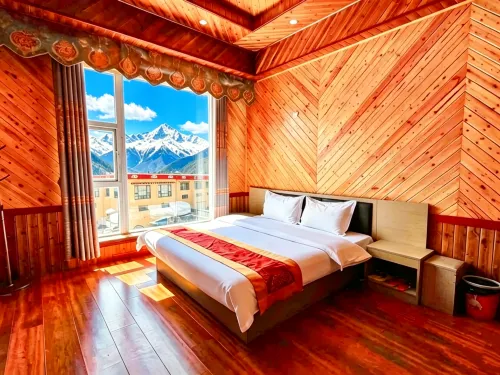 Caofangzi Homestay (Ganzi Town White Pagoda Park)