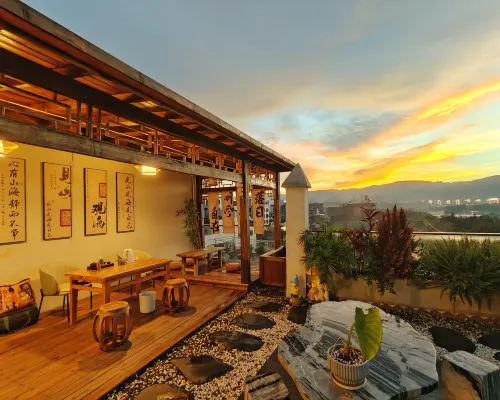 Maitreya Huxi Man Hot Spring Homestay (Huquan Water Town Tourist Resort Scenic Area Branch) Hotel di Mil