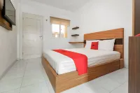 RedDoorz Plus Near Palembang Square Mall - Pensions