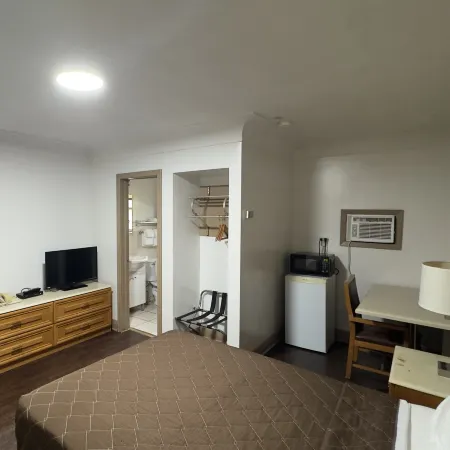 Queen's Motel Blenheim Near Lake Erie ON
