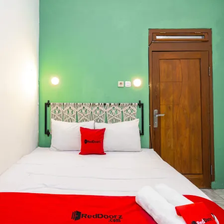 RedDoorz Near Exit Toll Tanah Baru Bogor