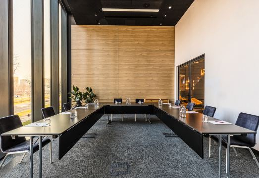 2. 홀리데이 인 익..