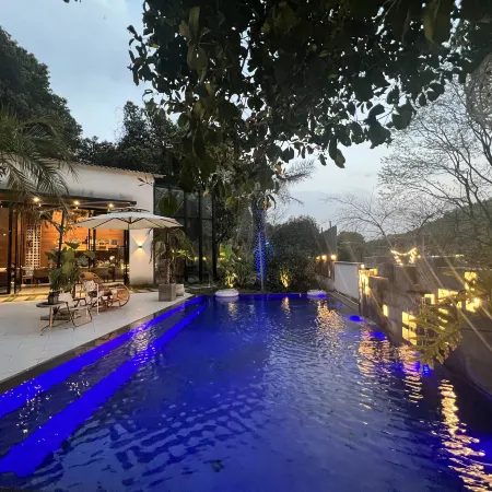 Shining moon hotel