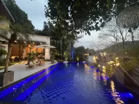 Shining moon hotel - مسبح خاص