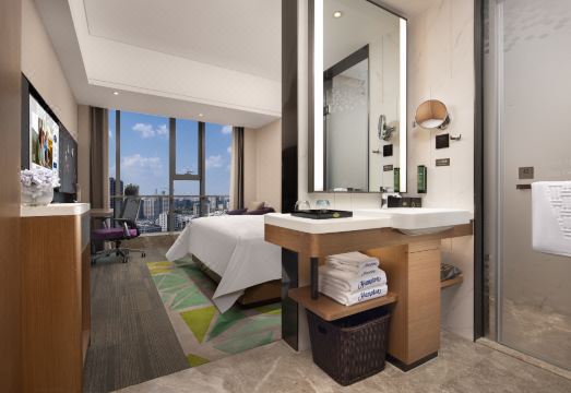 햄튼 바이 힐튼 호텔의 깔끔하고 현대적인 객실 이미지